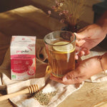 Photo d'ambiance d'une tasse d'infusion confort urinaire Bio Propolia