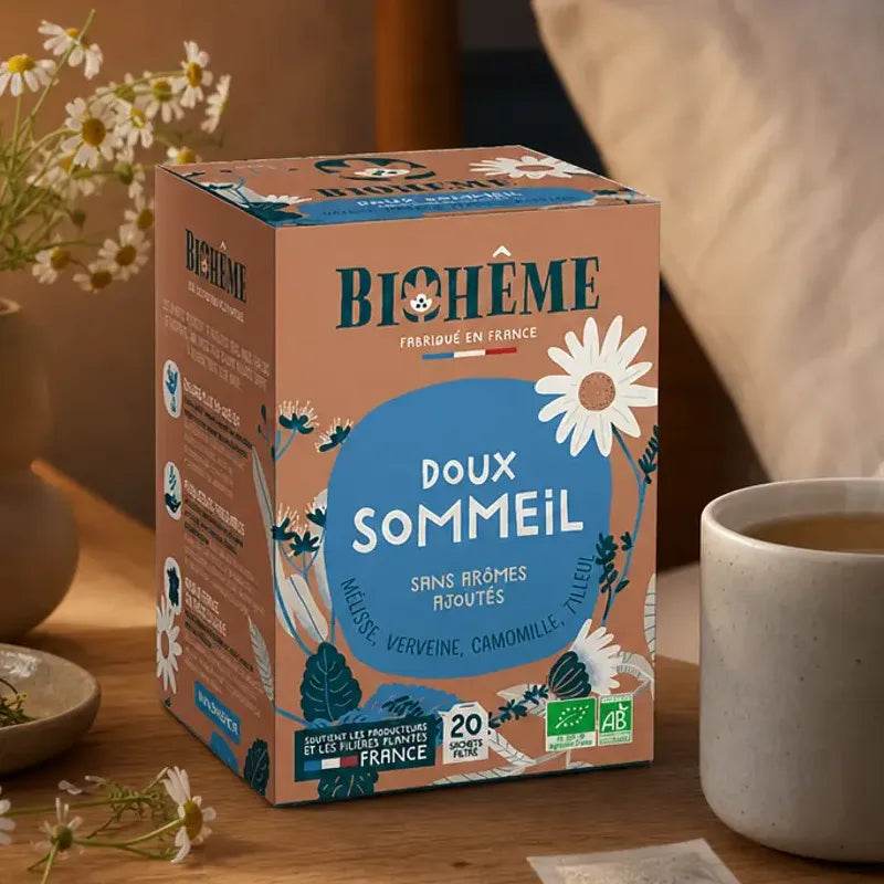 Infusion Doux Sommeil Biohême 20 infusettes sur table de nuit avec tasse fumante et fleurs de camomille