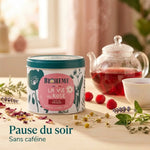 Infusion La Vie en Rose Biohême en boîte métal, hibiscus rubis, rose, lavande et camomille sur table en bois, sans caféine