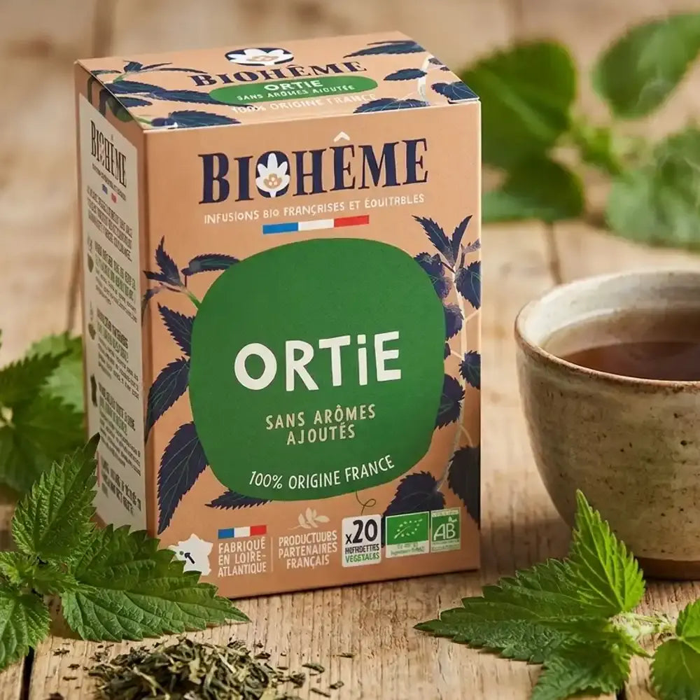 Boîte Infusion Ortie Bio Biohême 20 infusettes avec feuilles d'ortie fraîche et tasse de thé sur bois
