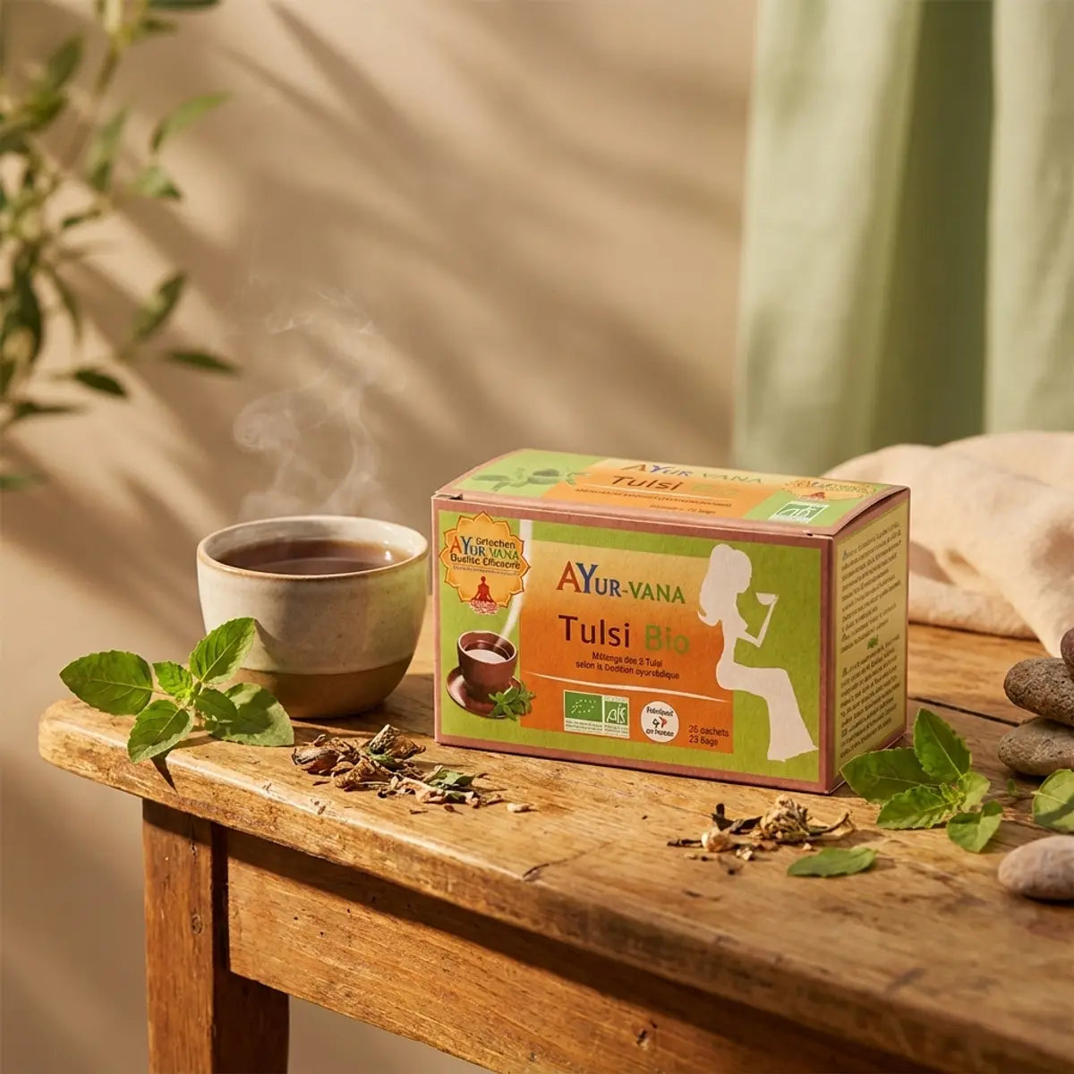 Boîte Infusion Tulsi Bio AyurVana 25 infusettes avec tasse de thé et feuilles fraîches