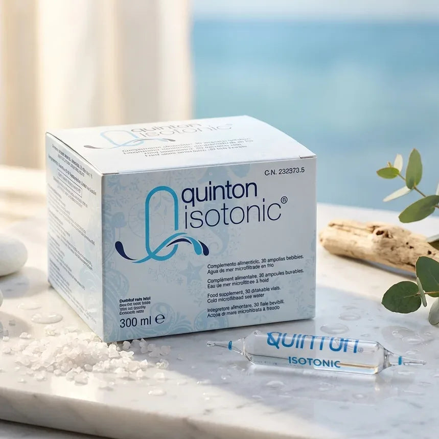 Quinton Isotonic 30 ampoules 10ml avec cristaux de sel marin et gouttes d'eau sur fond wellness