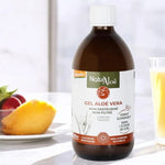 Une bouteille de pur jus d'aloé vera Naturaloé de 500 ml posé sur une table