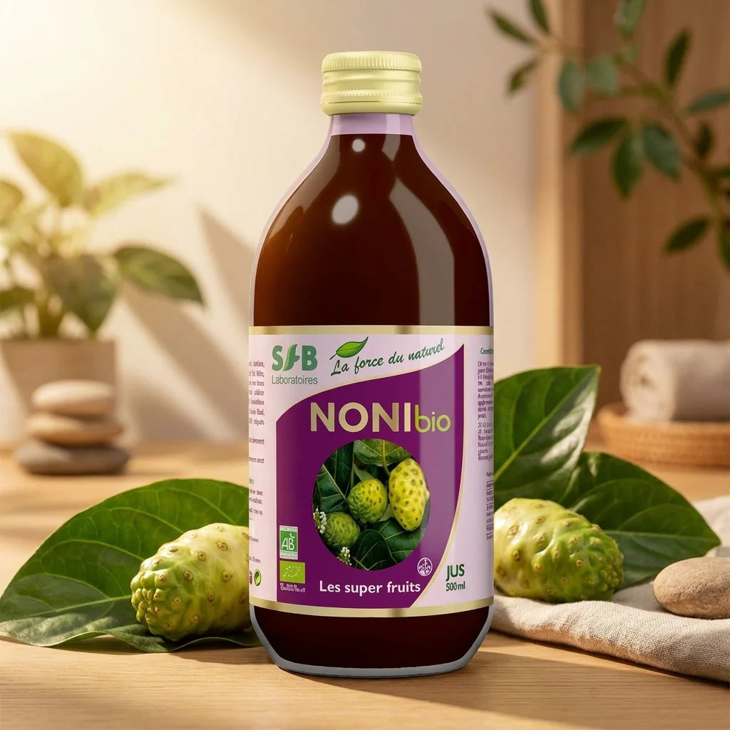 Bouteille Jus de Noni Hawaiien Bio 500ml SFB avec fruits frais et feuilles tropicales