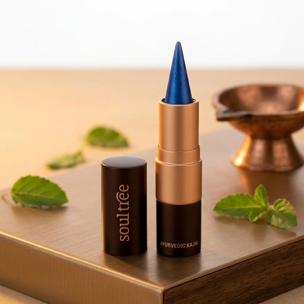 Kajal Bleu Varkala 006 Soultree - Eyeliner naturel avec pointe bleue vibrante sur fond blanc minimaliste