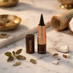 Kajal Noir Assam 011 Soultree sur marbre avec tulsi et éléments ayurvédiques naturels