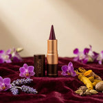Kajal Prune Cachemire 008 Soultree sur velours bordeaux avec fleurs pourpres et herbes ayurvédiques