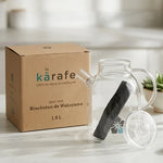 Carafe filtrante Kyuké 1.8L avec bâton binchotan sur plan de travail minimaliste