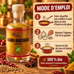 Flacon en verre Kari Madras Bio AyurVana (Curry Fort) 50 g, posé sur une table en bois avec piments, graines de coriandre et épices, accompagné d'un mode d'emploi.