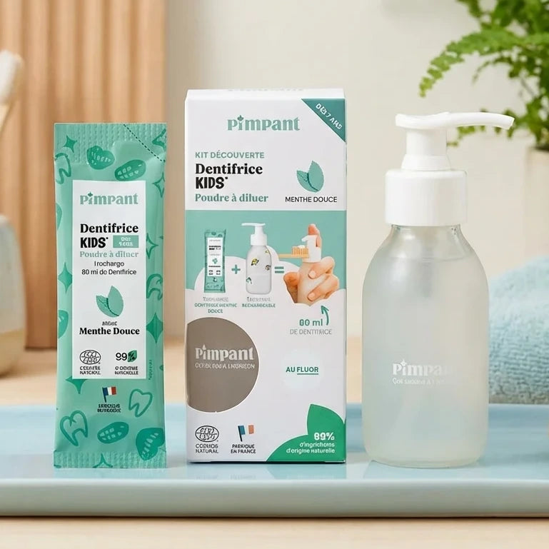 Kit Découverte Dentifrice Kids Menthe Douce Pimpant sur surface bleue pastel