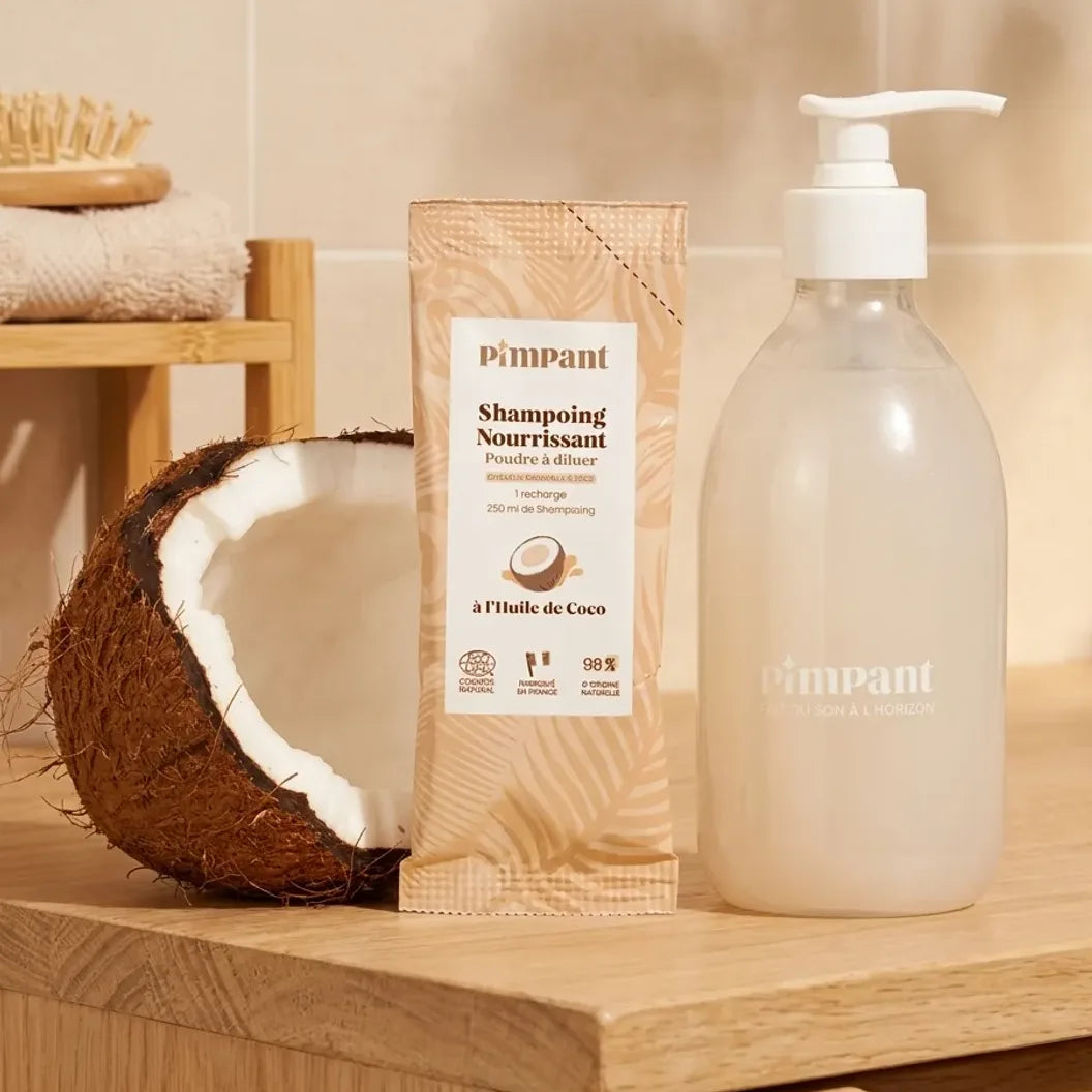 Kit découverte shampoing Pimpant avec bouteille réutilisable et recharge poudre sur vanité bois