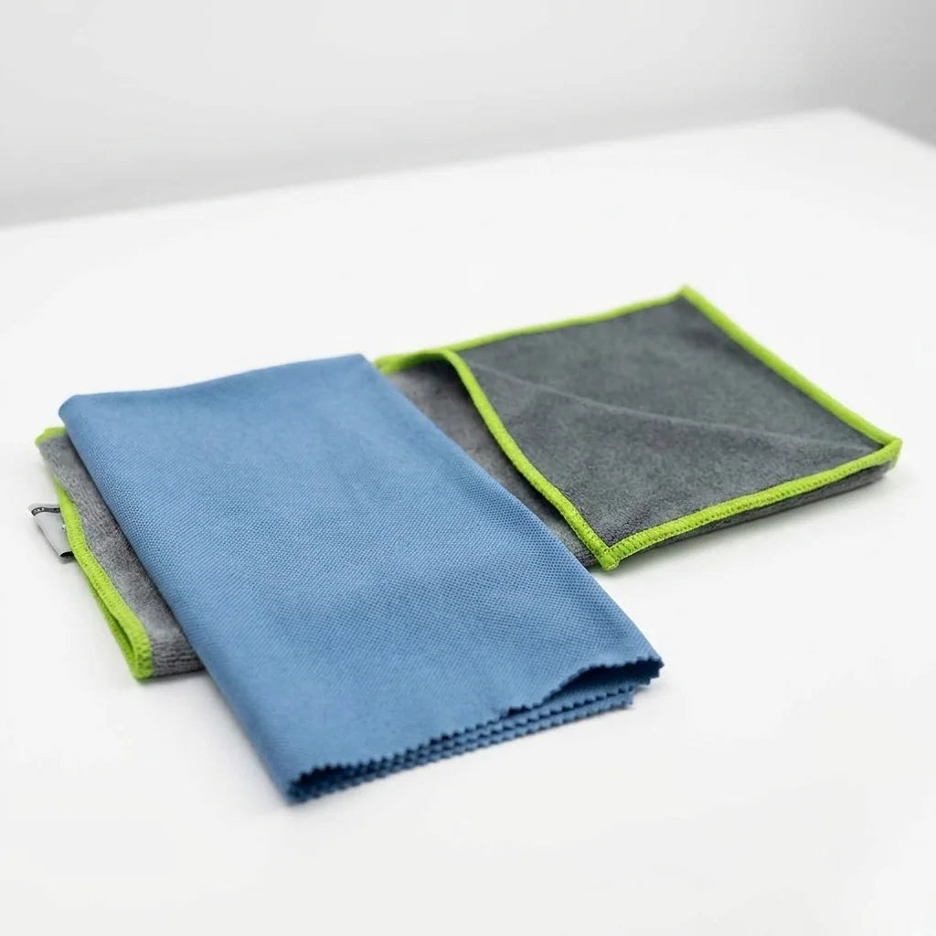 Kit Vitres Parfaites JP Nature avec chiffon microfibre bleu et tissu magique charbon sur fond blanc