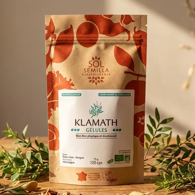 Klamath Crue Bio 120 gélules Sol Semilla sur surface bois avec botaniques vertes