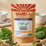Poudre Klamath Bio Sol Semilla 50g entourée de légumes frais et graines germées
