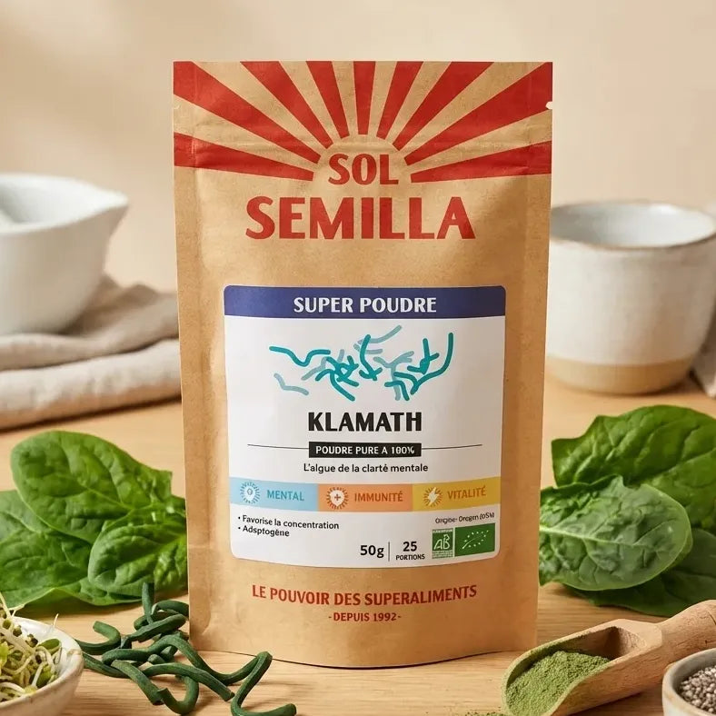 Poudre Klamath Bio Sol Semilla 50g entourée de légumes frais et graines germées