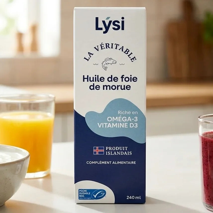 Flacon de Lýsi La Véritable huile de foie de morue 240 ml sur un plan de cuisine lumineux, aux côtés de jus d'orange et de yaourt nature