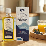Bouteille d'huile de foie de morue Lysi goût neutre 240 ml à côté d'un plateau petit-déjeuner dans une cuisine scandinave lumineuse