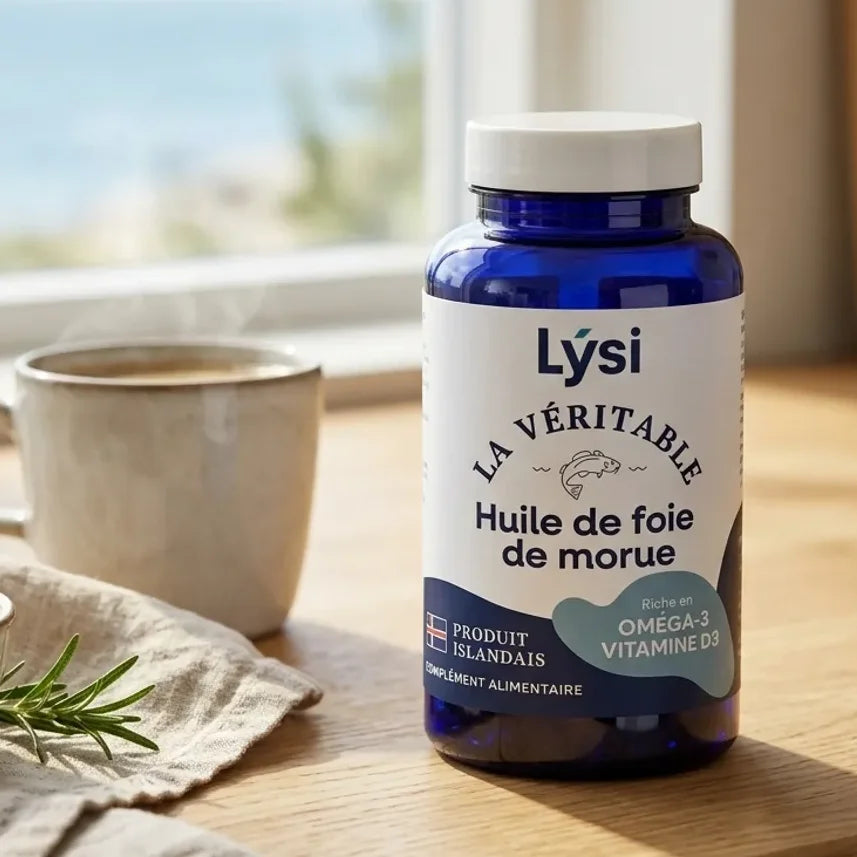 Flacon de Lysi huile de foie de morue sur un plan de cuisine en chêne, près d'un café, de baies et de romarin, avec vue sur la mer