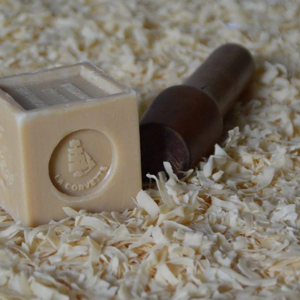 Cube de savon de Marseille La Corvette 300g blanc posé sur des copeaux de savon