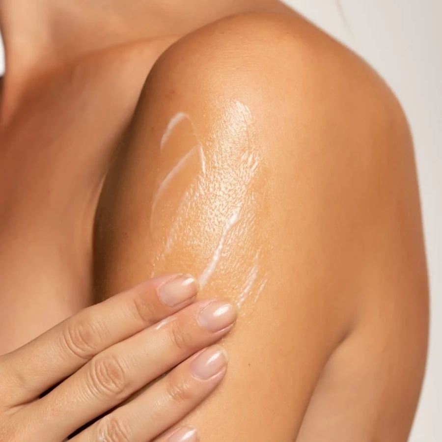 Application du lait corporel bio pour peaux sèches et sensibles de la marque Naturaloé