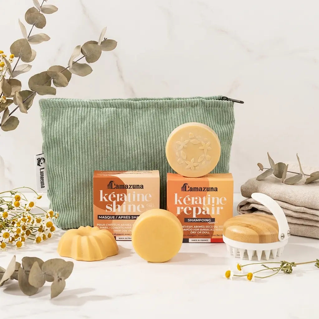 Coffret trio cocooning Lamazuna avec shampoing, masque et brosse bambou sur marbre blanc