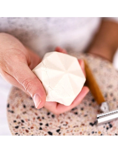 Un pain de 55 grammes de Crème à raser solide sans blaireau « Au Poil »  Lamazuna tenu en main