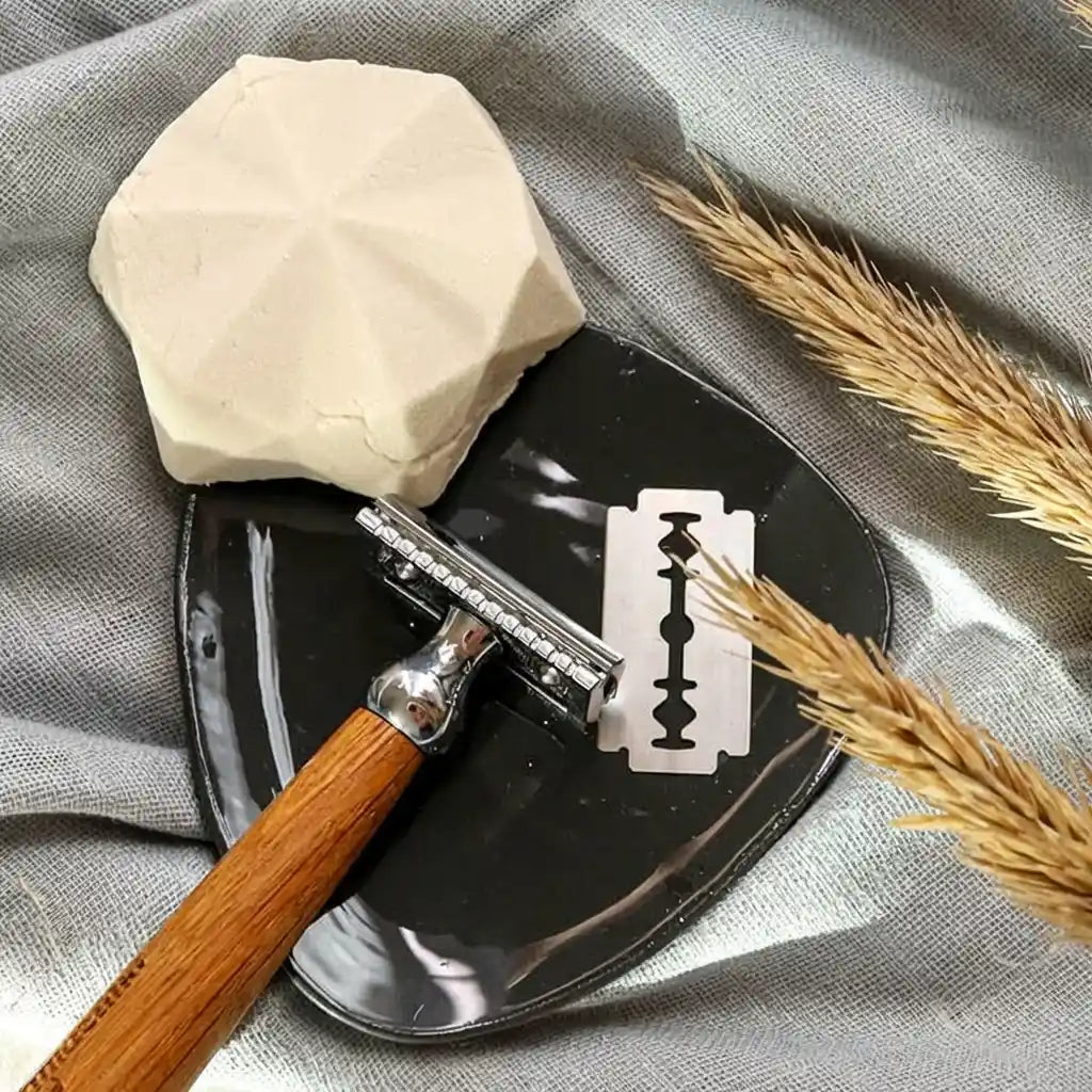 Pack de 10 lames Lamazuna pour rasoir de sûreté avec rasoir bois sur fond neutre