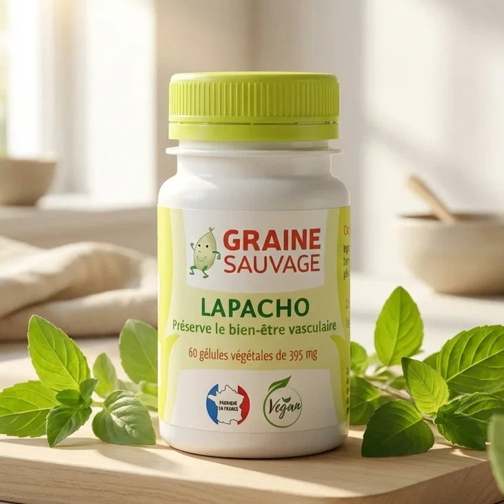 Flacon Lapacho 60 gélules Graine Sauvage sur surface bois avec feuilles vertes naturelles