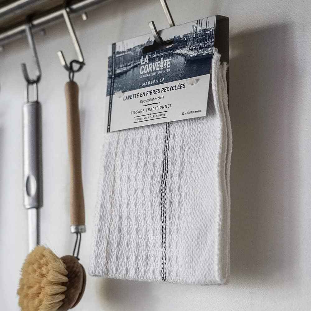 Une lavette en fibres recyclées de 35x30 de la marque La Corvette accrochée sur une crédence de cuisine