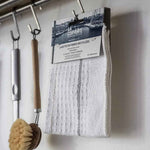 Une lavette en fibres recyclées de 35x30 de la marque La Corvette accrochée sur une crédence de cuisine