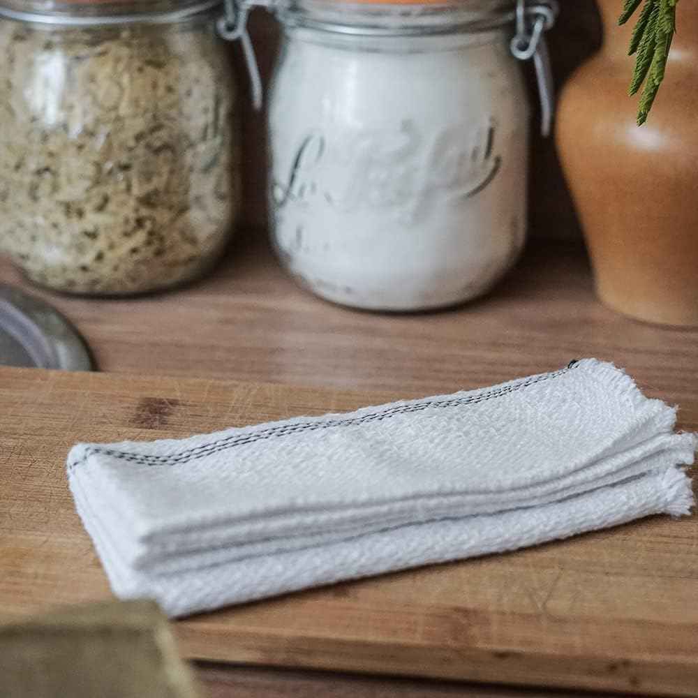 Une lavette en fibres recyclées de 35x30 de la marque La Corvette posée sur un plan de travail en bois