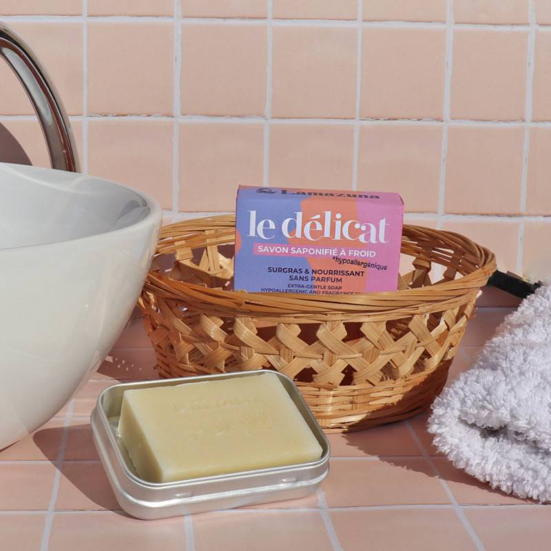 Savon Le délicat hypoallergénique, saponifié à froid de la marque Lamazuna posé dans une boite en métal