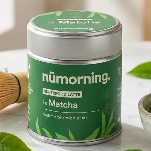 Matcha Cérémonie nüMorning 30g sur surface marbre avec fouet et poudre jade-vert