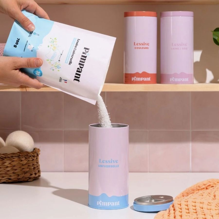 Lessive en poudre de la marque Pimpant versée dans un contenant en métal