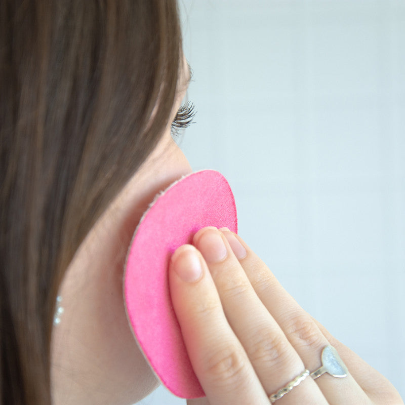 Utilisation d'une lingette démaquillante Lamazuna sur la joue d'une femme