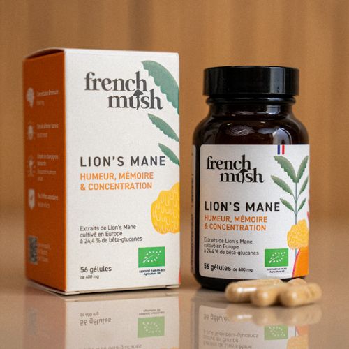 boîte de 56 gélules de lion's mane avec son emballage en carton et 4 gélules posées devant