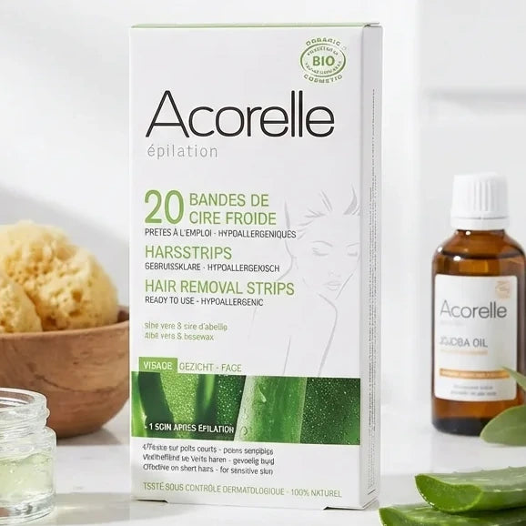 Bandes dépilatoires cire froide Acorelle hypoallergénique visage sur vanity avec produits naturels