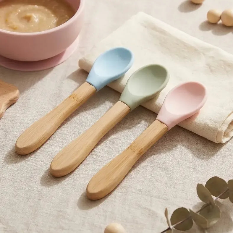 Lot de 3 cuillères bébé bambou et silicone pastel Cap Bambou arrangement lifestyle