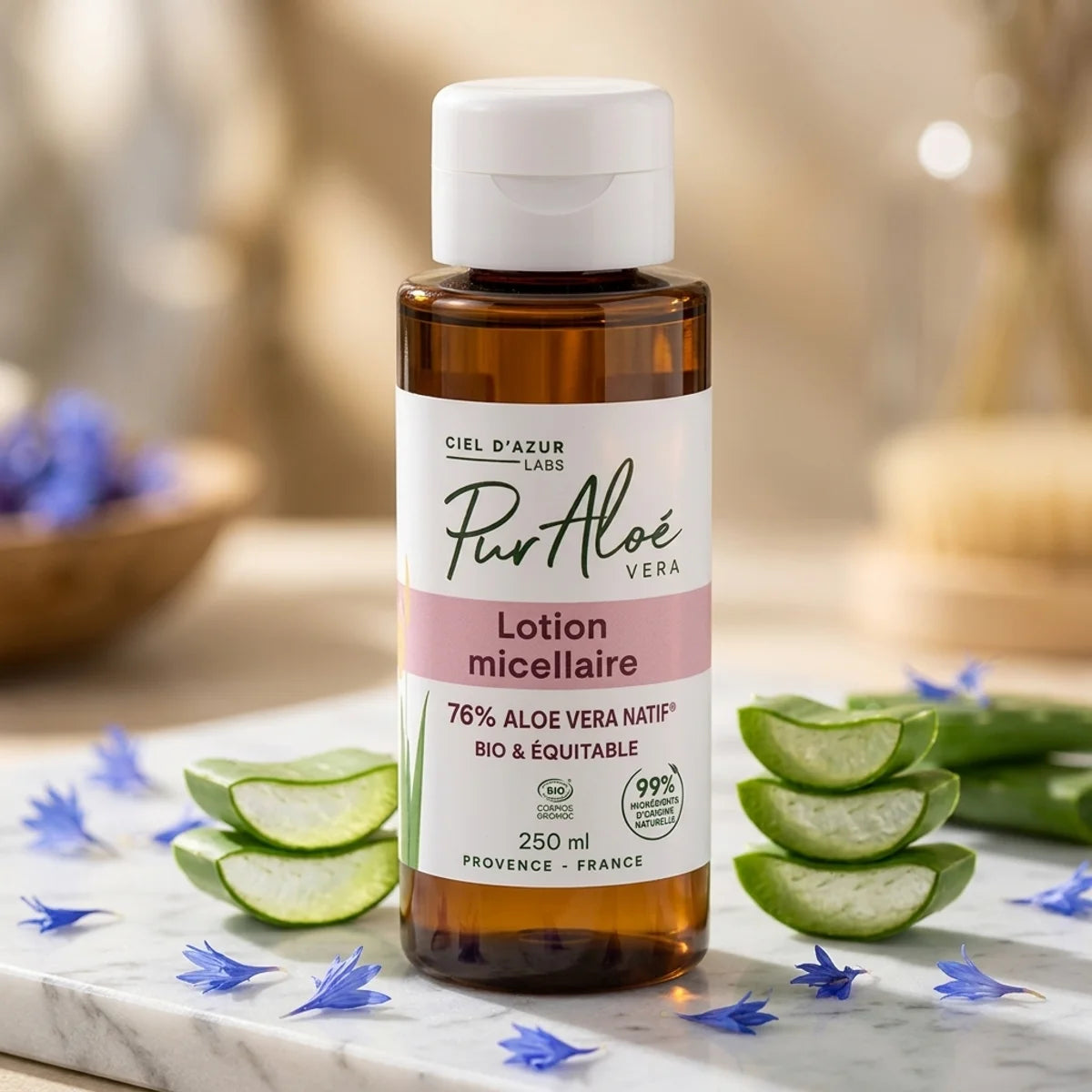Lotion micellaire bio Pur'Aloé 250ml avec aloe vera frais et fleurs bleues sur marbre blanc