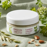 Lumière Gommage Bio 50g pot blanc avec ingrédients naturels et botaniques sur fond vert sage