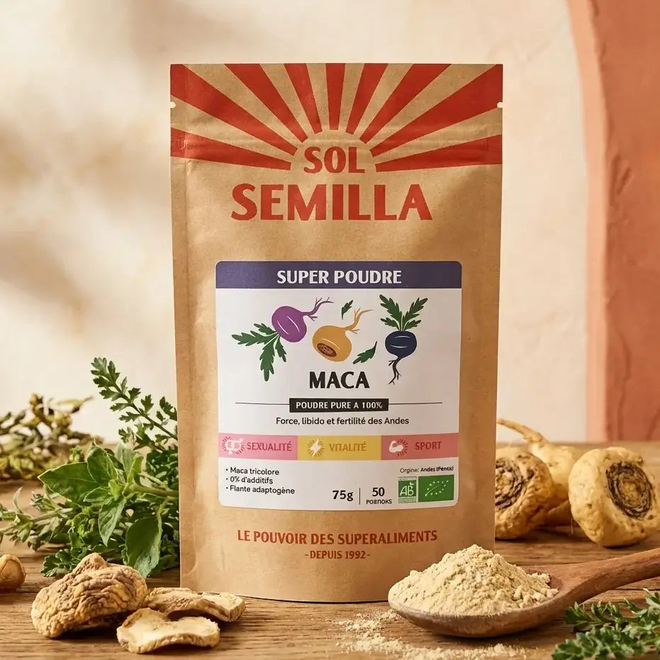 Maca Poudre Bio Sol Semilla 75g avec racines et cuillère en bois sur fond naturel