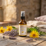 Macérât huileux d'Arnica Bio Florame 50ml avec fleurs d'arnica et lavande sur bois