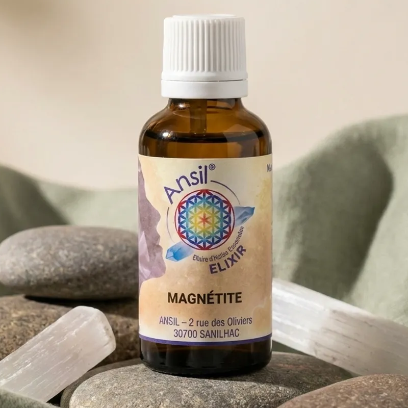 Elixir de cristal Magnétite Ansil avec mandala fleur de vie, entouré de cristaux et pierres bien-être