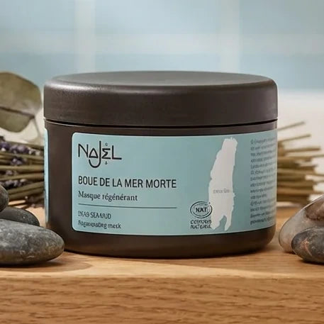 Masque boue Mer Morte Najel 300g sur étagère spa avec pierres et serviettes blanches