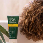 Photo d'ambiance d'un Masque cheveux secs certifié bio 200ml Pur aloé devant des long cheveux bruns