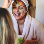 Photo d'une femme en train de s'appliquer le Masque Visage Bio Propolis, Miel, Argiles de Propolia