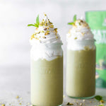 Deux smoothies à base de Matcha en poudre bio