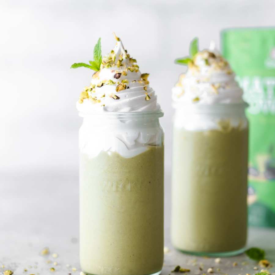 Deux smoothies à base de Matcha en poudre bio