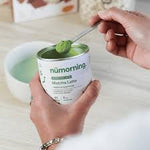 Une personne en train de préparer une boisson à base de Matcha Latte bio nüMorning 
