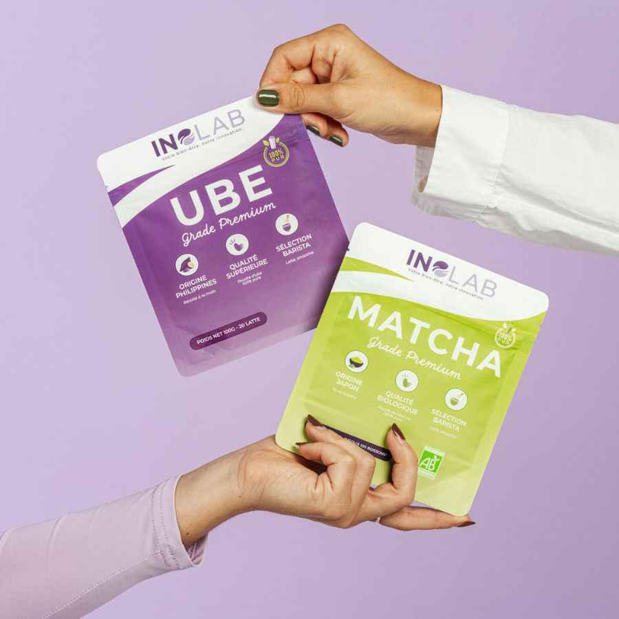 deux mains tenant un sachet d'ube et un sachet de matcha